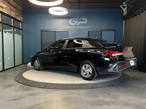 Used 2025 Hyundai Elantra SE image 5