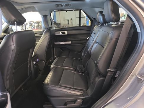 Used 2022 Ford Explorer Limited w/ Equipment Group 301A RWD image 5