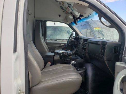 Used 2010 Chevrolet Express 3500 Extended RWD image 24