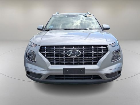 Used 2025 Hyundai Venue SEL FWD image 3