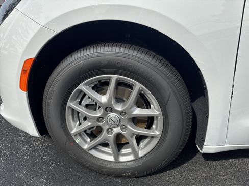 New 2026 Chrysler Voyager LX image 33