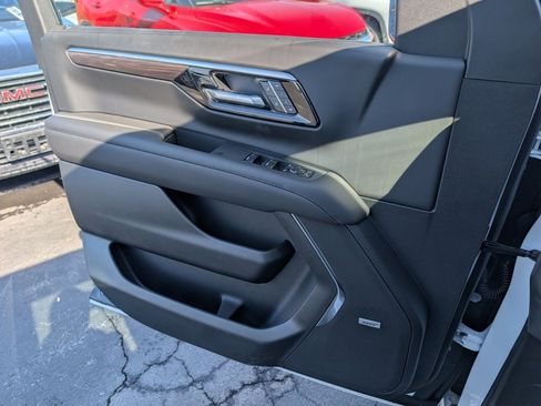 Used 2026 Chevrolet Suburban Z71 w/ Comfort Package image 11