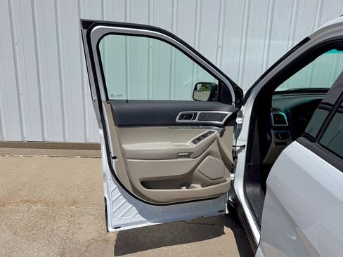 Used 2014 Ford Explorer XLT w/ Equipment Group 202A AWD/4WD image 15