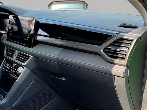 Used 2025 Volkswagen Taos SE image 24