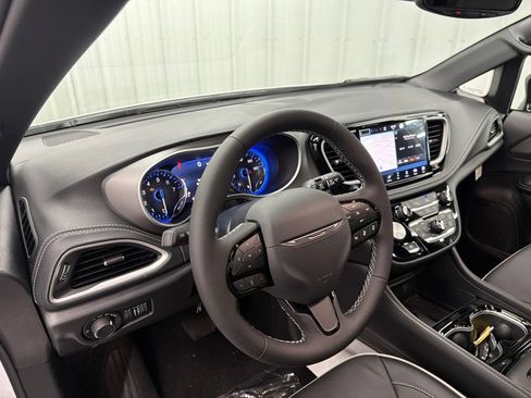New 2027 Chrysler Pacifica Limited AWD/4WD image 24