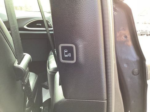 Used 2021 Chrysler Pacifica Touring-L w/ Uconnect Theater Family Group image 17