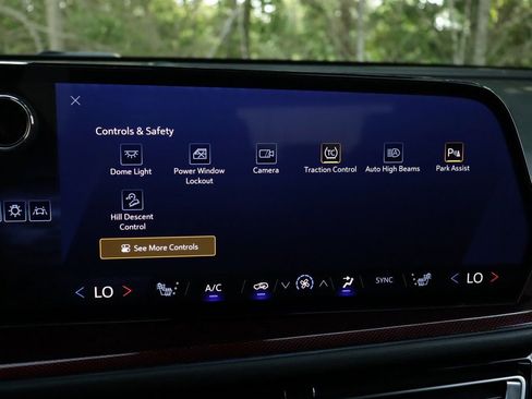 Used 2024 Chevrolet Traverse Z71 image 16