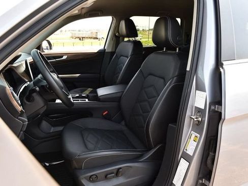 Used 2025 Volkswagen Atlas SE AWD/4WD image 19