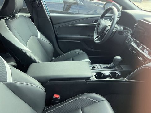 Used 2025 Toyota Camry SE image 5