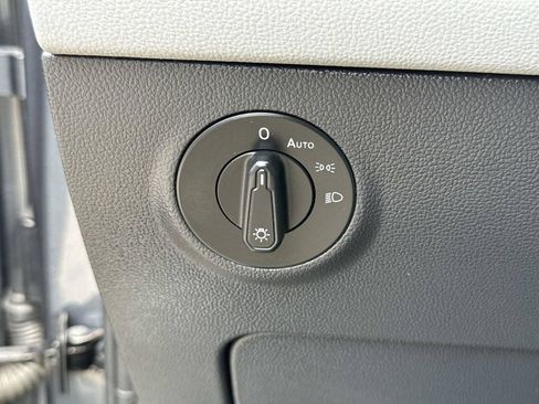 Used 2022 Volkswagen Taos SE w/ Panoramic Sunroof Package FWD image 39