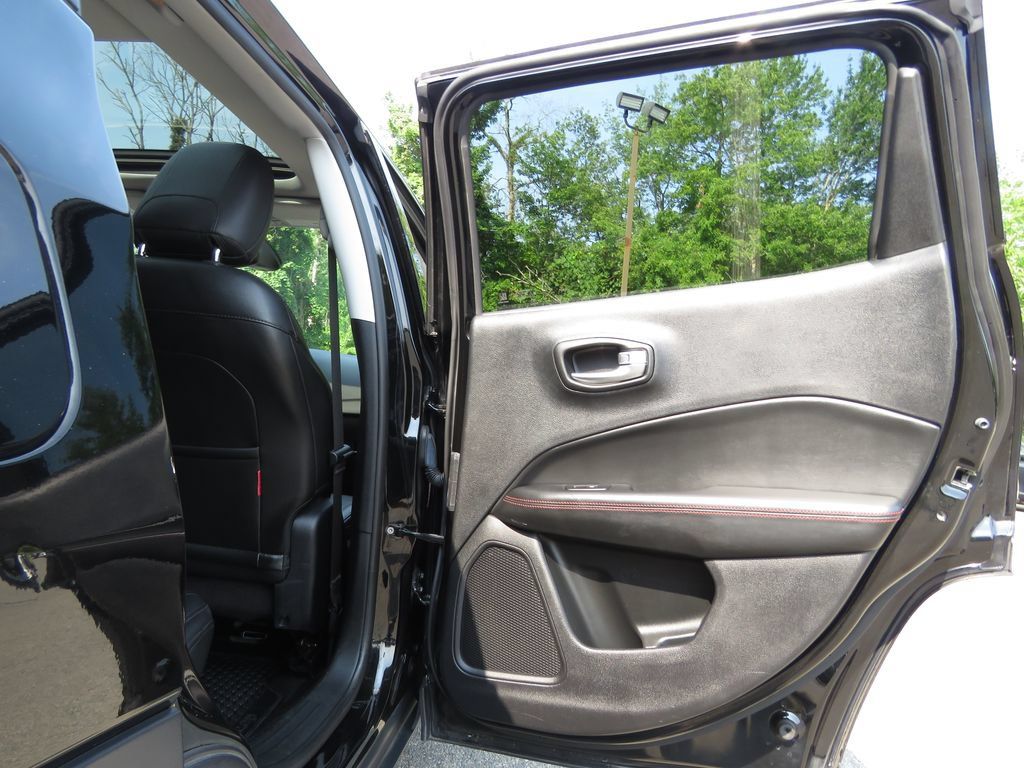 Used 2018 Jeep Compass Trailhawk w/ Leather Interior Group AWD/4WD image 15