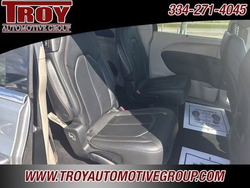 Used 2018 Chrysler Pacifica Touring-L image 19