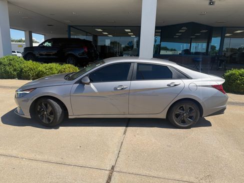 Used 2023 Hyundai Elantra Blue FWD image 9