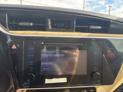 Used 2018 Toyota Corolla LE w/ Carpet Mat Package (TMS) FWD image 16