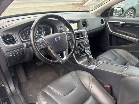 Used 2015 Volvo V60 T5 Cross Country image 16