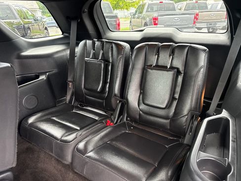 Used 2017 Ford Explorer XLT w/ Equipment Group 202A FWD image 17