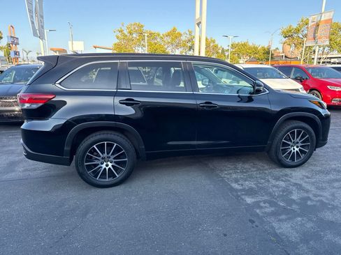 Used 2018 Toyota Highlander SE FWD image 11