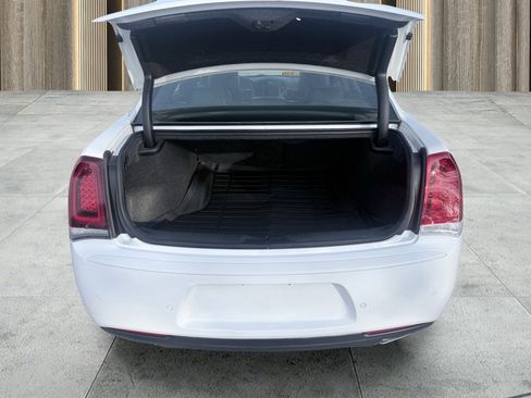 Used 2018 Chrysler 300 S w/ 300S Premium Group image 10