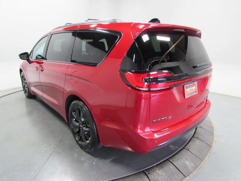 Used 2025 Chrysler Pacifica Limited FWD image 5