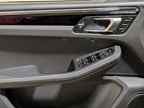 Certified 2025 Porsche Macan image 17