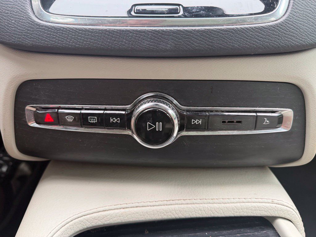 Used 2020 Volvo XC90 T5 Momentum AWD/4WD image 27