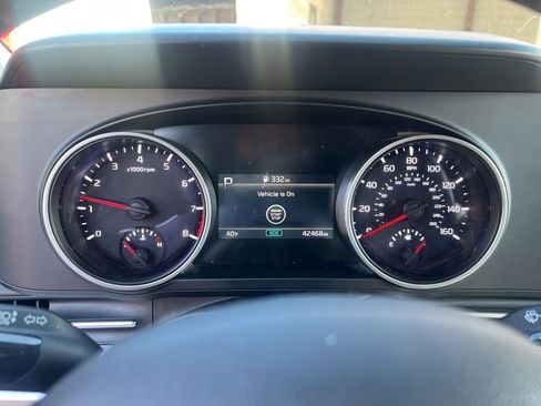 Used 2024 Kia Carnival LX image 2