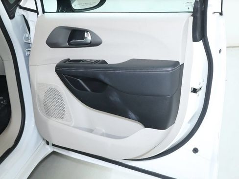 Used 2024 Chrysler Pacifica Limited FWD image 33