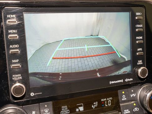 Used 2022 Toyota Highlander XLE image 16