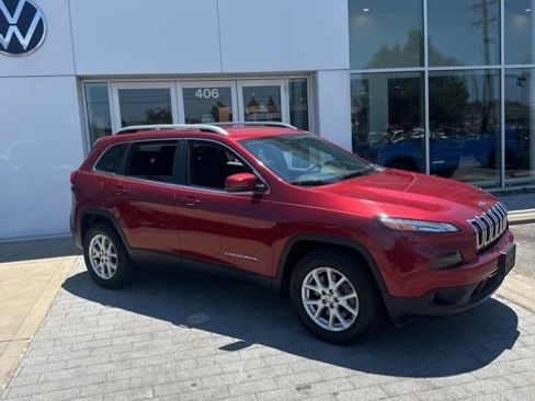 Used 2017 Jeep Cherokee Latitude w/ Comfort/Convenience Group AWD/4WD image 3