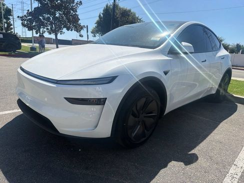 Used 2026 Tesla Model Y 2WD image 1