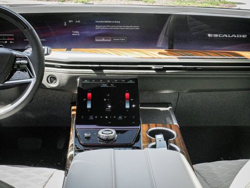 Used 2025 Cadillac Escalade Sport Platinum w/ LPO, ONYX Package AWD/4WD image 31