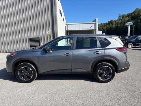 Used 2024 Nissan Rogue SV image 2