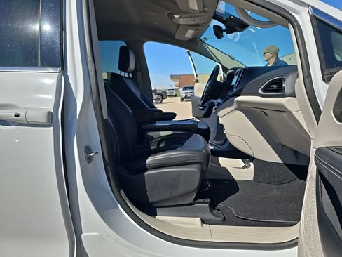 Used 2024 Chrysler Pacifica Touring-L image 15