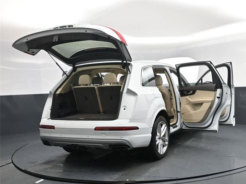 Used 2018 Audi Q7 3.0T Prestige w/ Prestige Package image 19