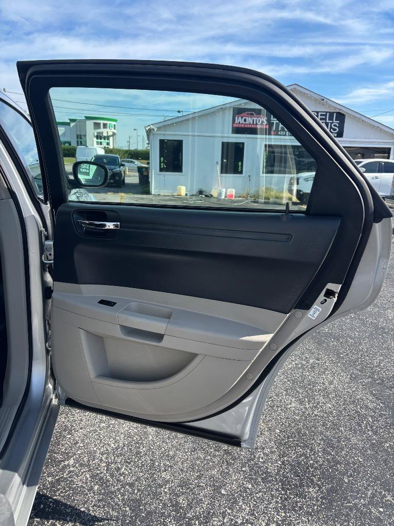 Used 2006 Chrysler 300 RWD image 30