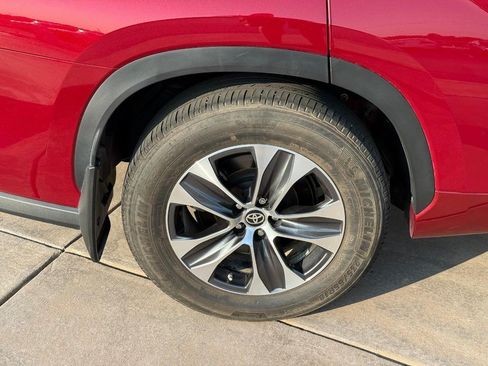 Certified 2024 Toyota Highlander XLE AWD/4WD image 7