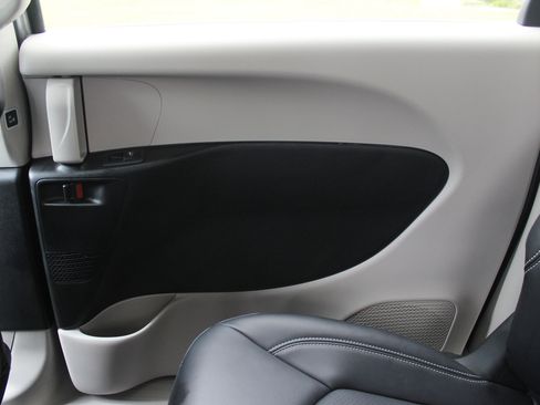 Used 2024 Chrysler Pacifica Select image 51