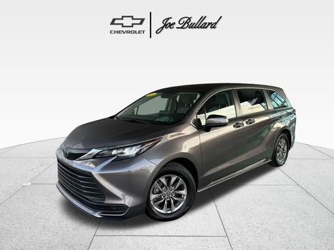 Used 2024 Toyota Sienna LE image 1