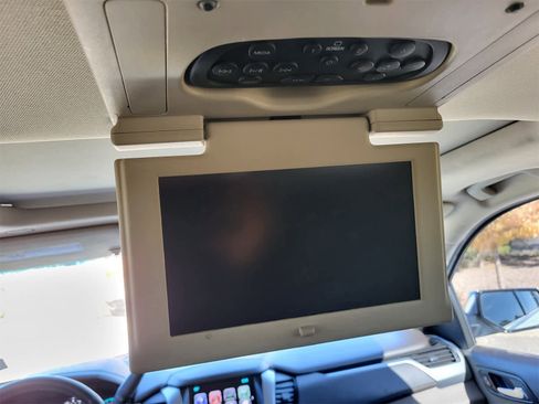 Used 2018 Chevrolet Suburban Premier image 27