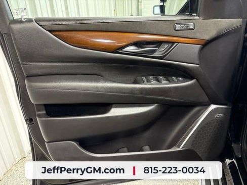 Used 2020 Cadillac Escalade Premium Luxury AWD/4WD image 12