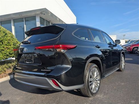 Used 2023 Toyota Highlander Platinum image 4