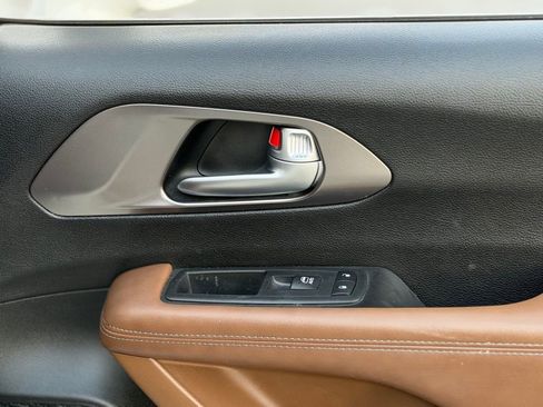 Used 2017 Chrysler Pacifica Limited w/ Advanced Safetytec Group image 39