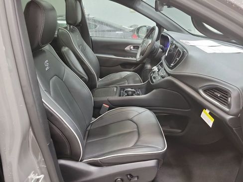 Used 2025 Chrysler Pacifica Limited image 20