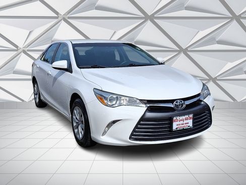 Used 2015 Toyota Camry LE image 2
