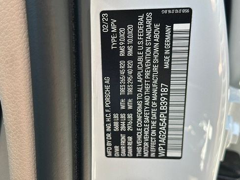 Certified 2023 Porsche Macan S AWD/4WD image 29