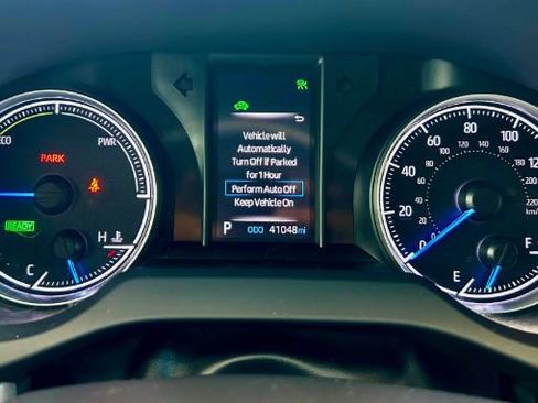 Used 2021 Toyota Venza LE image 16