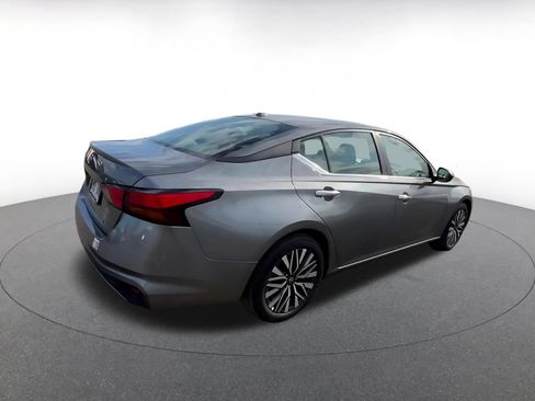 Used 2025 Nissan Altima 2.5 SV FWD image 15