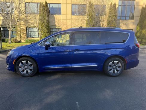 Used 2018 Chrysler Pacifica Limited w/ Advanced Safetytec Group image 9