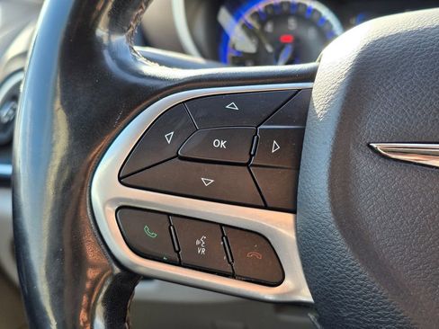 Used 2019 Chrysler Pacifica Touring-L image 33