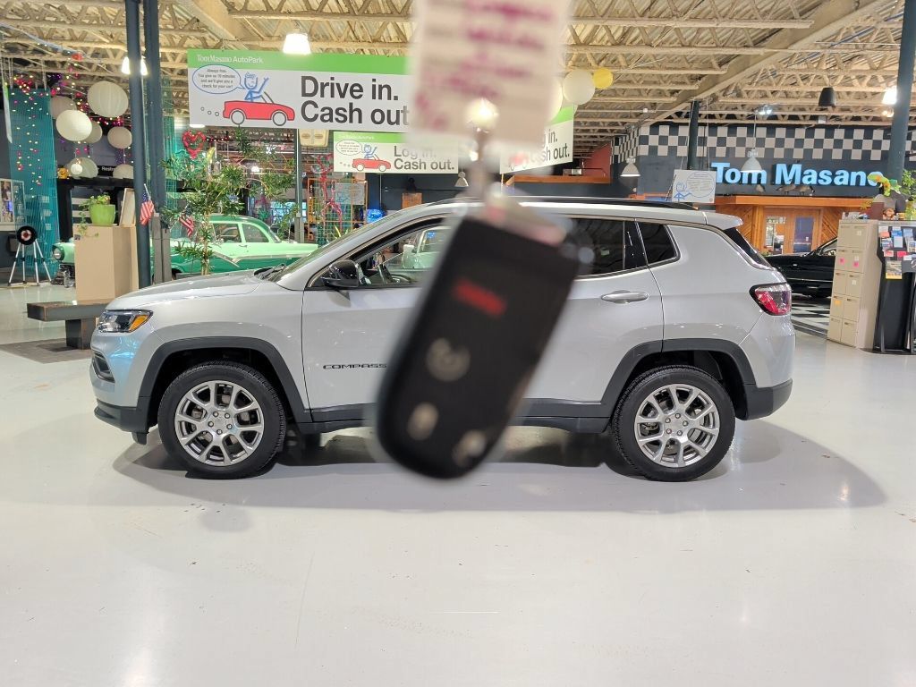 Used 2022 Jeep Compass Latitude AWD/4WD image 2